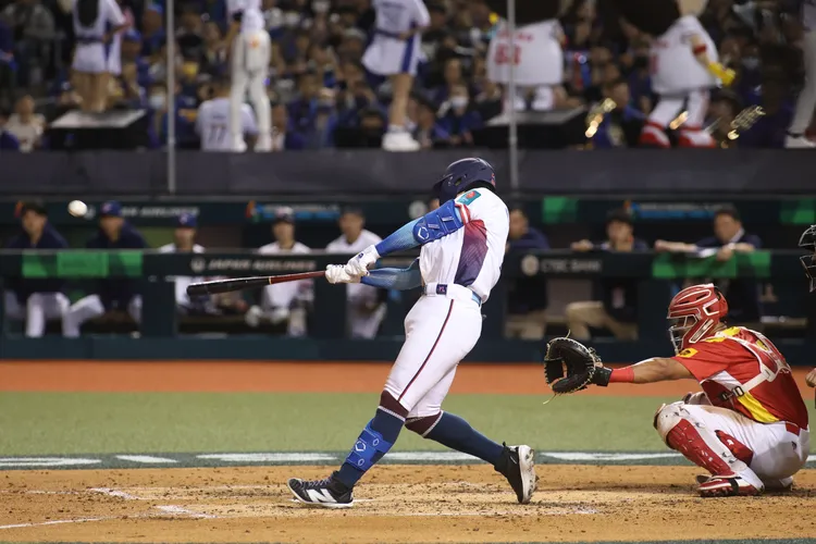 張育成轟出2分砲。  彭欣偉攝