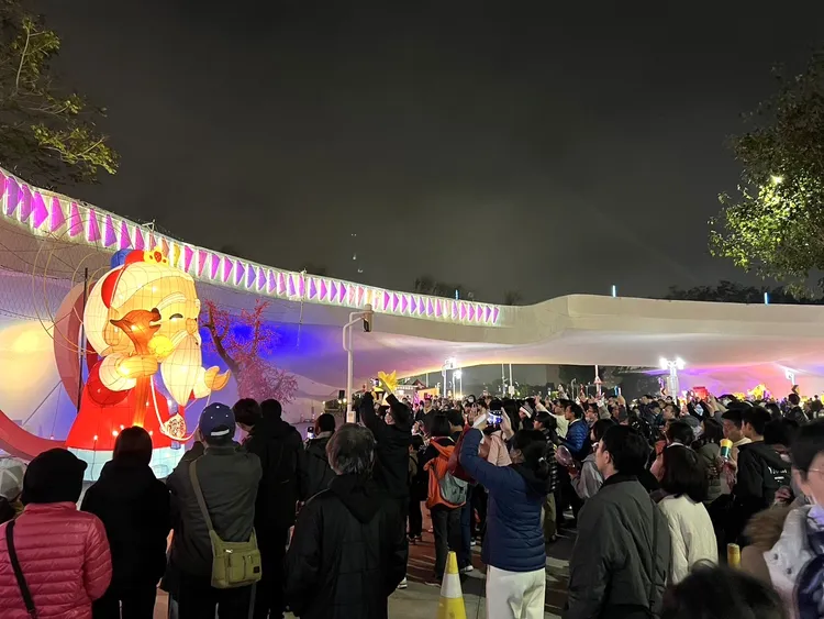 民政局「樂in LOVE」燈區主燈為月下老人，吸引大批遊客觀賞。市府提供