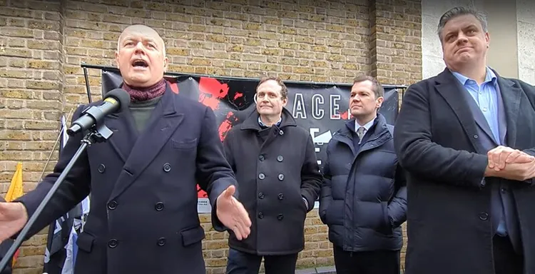 中國擬在名勝古蹟「倫敦塔」一帶、距倫敦金融城不遠的英國皇家鑄幣廠舊址興建歐洲規模最大中國使館，8日引發逾千人抗議，4名英國國會議員也到場聲援，呼籲政府勿向北京低頭。 中央社