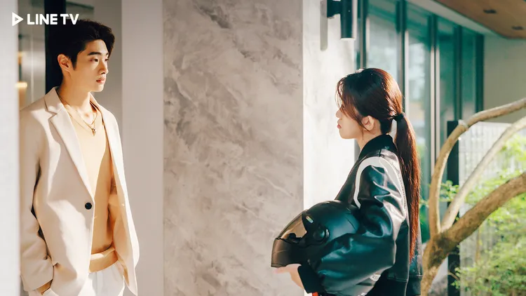 紀欣伶（右）為飾演周宥寧，特意學重機。LINE TV提供