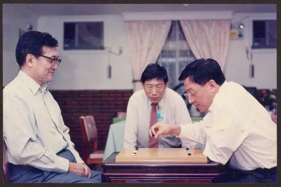 曹興誠30年前曾和清大前校長沈君山挑戰下圍棋。翻攝《國立清華大學圖書館》臉書