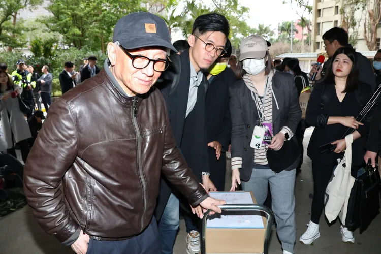 曹興誠先前與全台罷免團體赴中央選舉委員會遞送罷免選區立委提議連署書。資料照片