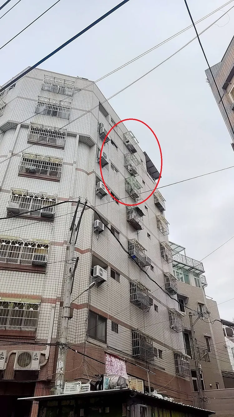 蔡男在7樓租屋處對外開槍，包括自家及樓上、樓下方雨遮都被射破。民眾提供