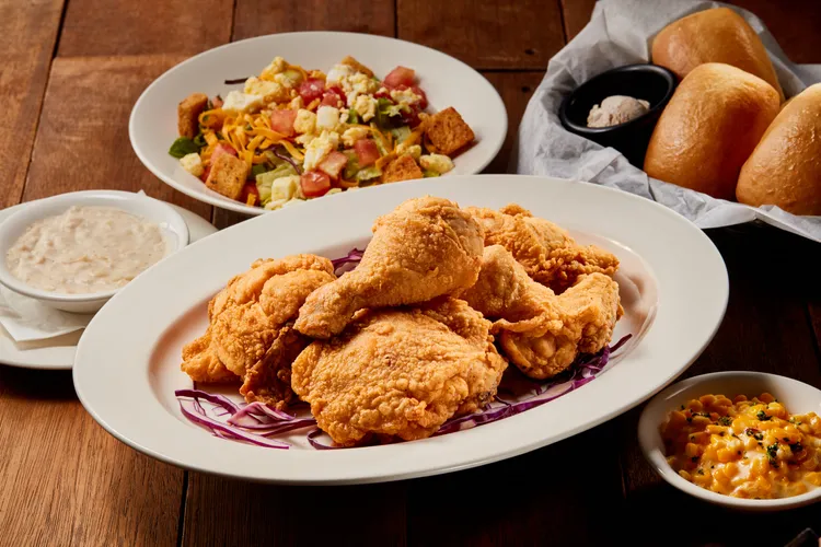 德州風味炸雞鮮嫩多汁搭配濃郁白醬，是隱藏版人氣王。業者提供