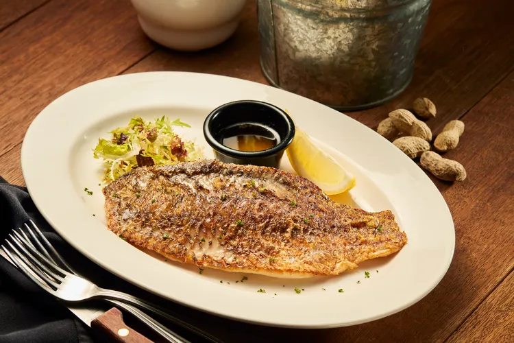 海鮮料理不容小覷，嫩煎鱸魚獨特滋味淋上胡椒奶油，讓口感更豐富。業者提供