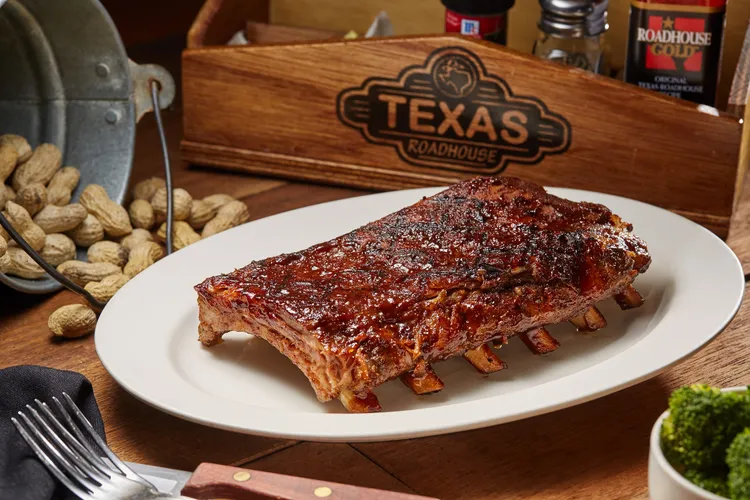 Texas Roadhouse「More Than Beef無牛季」精選多款令人驚豔的非牛料理，包括贏得美國藍緞帶獎的冠軍豬肋排。業者提供