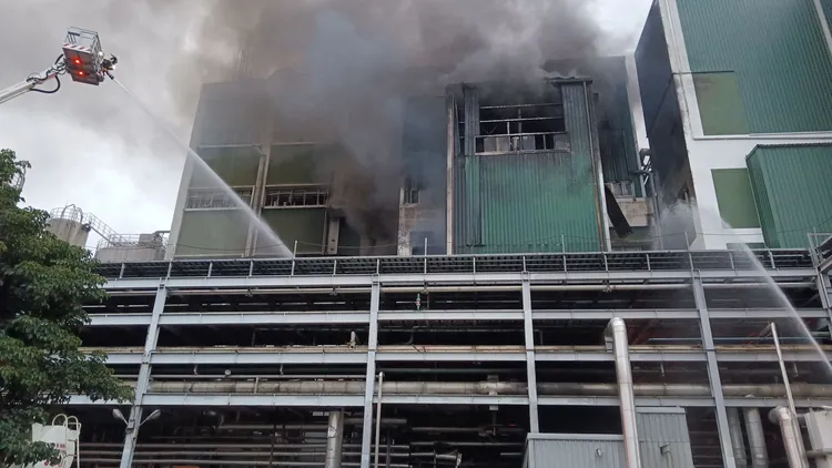 火場射水降溫。新竹縣消防局提供