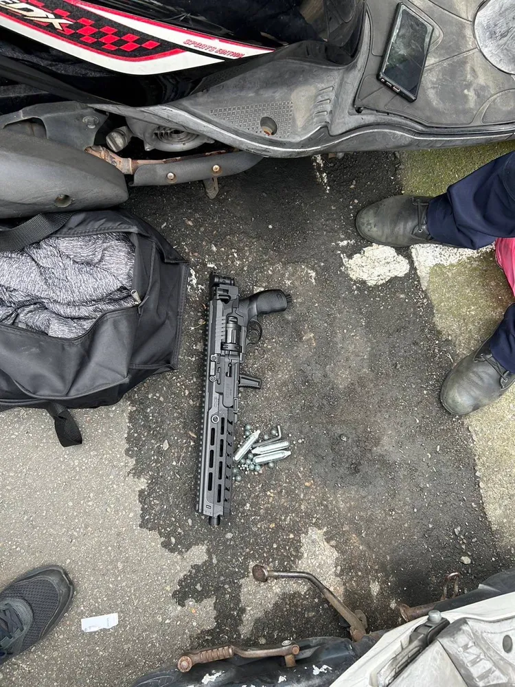 中和警在王男身上起出鎮暴槍、毒品，隨後又抓到3名毒蟲。翻攝畫面