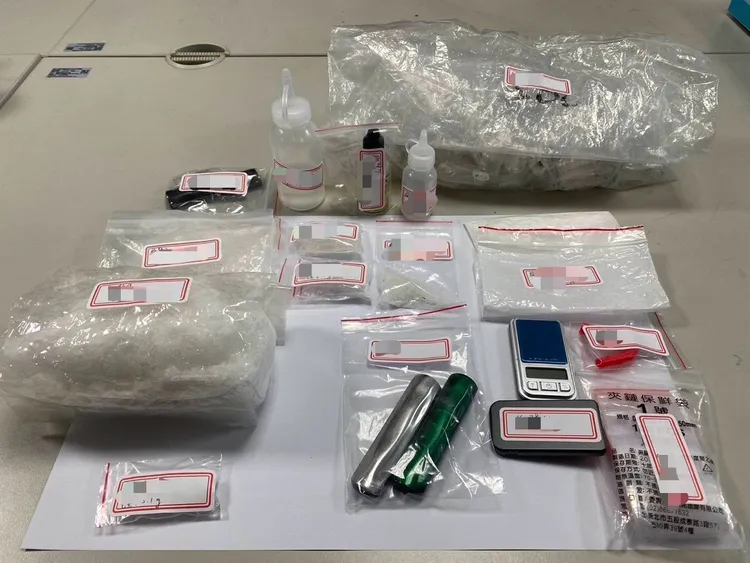 中和警在王男等4人身上搜出大量毒品。翻攝畫面