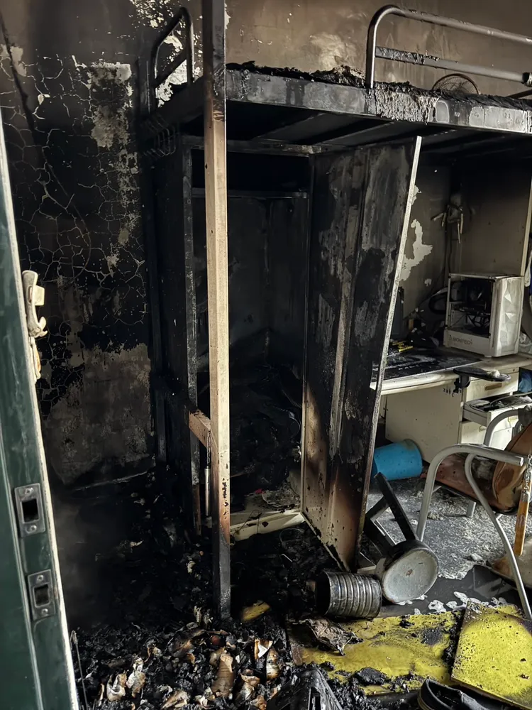 中信科技大學的宿舍今天上午8時許傳出火警，燃燒淤2平方公尺。讀者提供