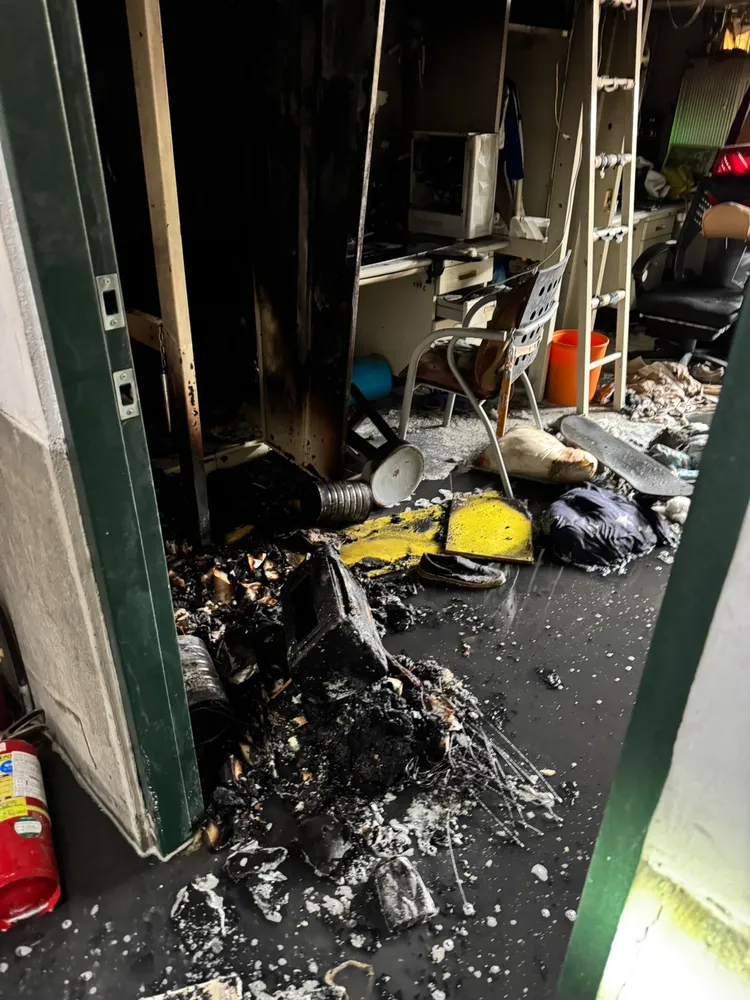 中信科技大學的宿舍今天上午8時許傳出火警，宿舍內一隅燒得焦黑。讀者提供