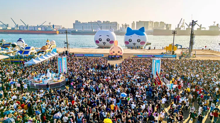 高雄冬日遊樂園16日閉幕，「吉伊卡哇」三隻小可愛遊港告別，現場超過18萬人參與。市府提供