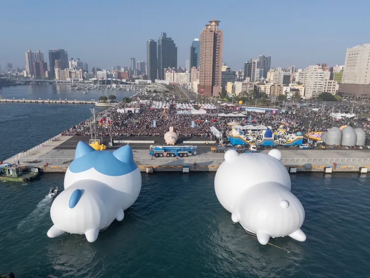 高雄冬日遊樂園16日閉幕，「吉伊卡哇」三隻小可愛遊港告別。市府提供