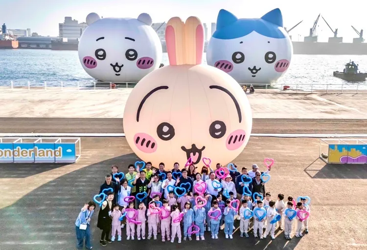 高雄冬日遊樂園16日閉幕，「吉伊卡哇」三隻小可愛遊港告別。市府提供