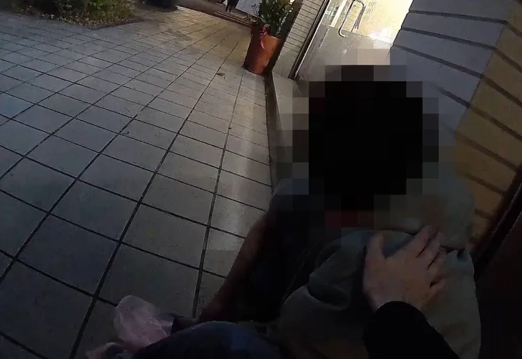 員警發現紐籍男子於街上徘徊。警方提供