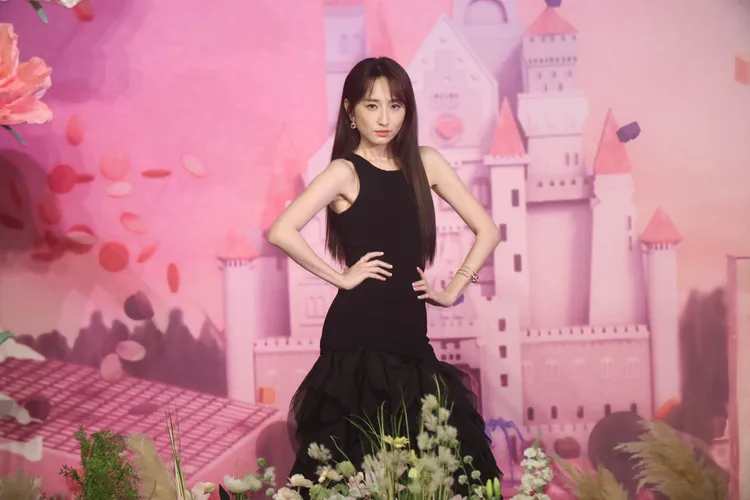 柯佳嬿擺出搞笑姿勢拍照。彭欣偉攝