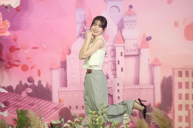 姚愛甯飾演相信童話故事的單親媽媽。彭欣偉攝