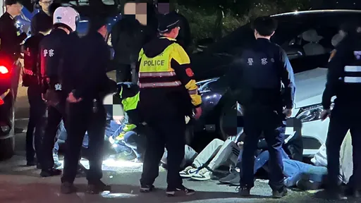 債務糾紛引2派人馬大街鬥毆 汐止警逮19人還查到喪屍煙彈