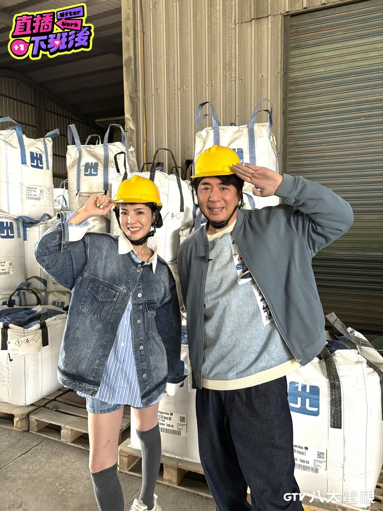 八大電視《直播下班後》主持人梁赫群（圖右）、徐小可（圖左）搭檔主持，揭開人氣百萬直播主背後故事。八大電視提供