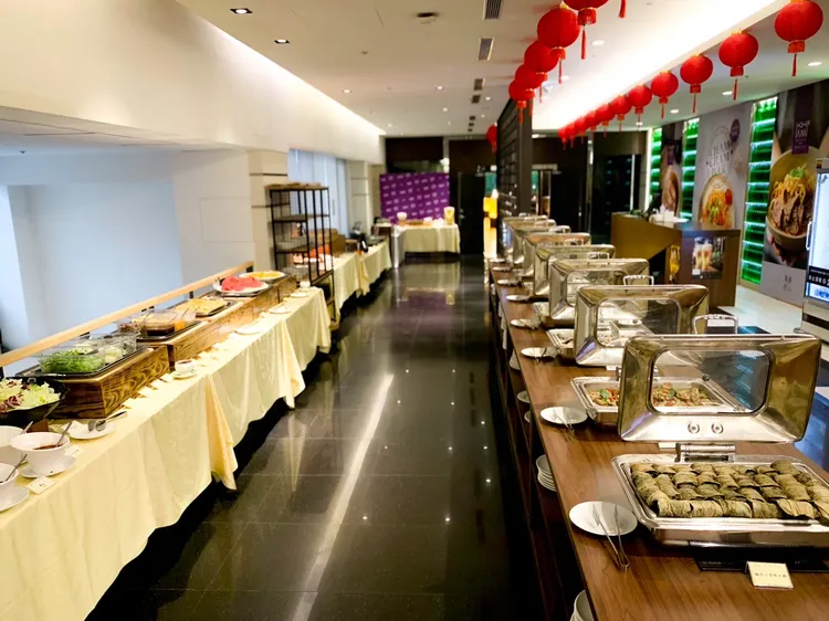 台南趣淘漫旅CHAM CHAM BAR推2/14情人節主題自助式晚餐饗宴，原價每人599元，前一日預訂享早鳥優惠529元。台南趣淘漫旅提供