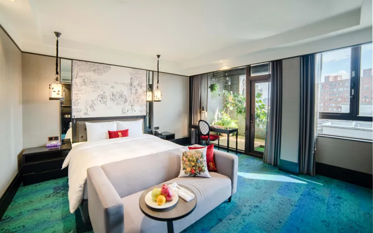 內湖凱旋「摩天情緣」住房專案每晚5200元起，享客房浪漫布置、贈精選紅酒，再免費搭乘美麗華百樂園高空摩天輪體驗。內湖凱旋酒店提供