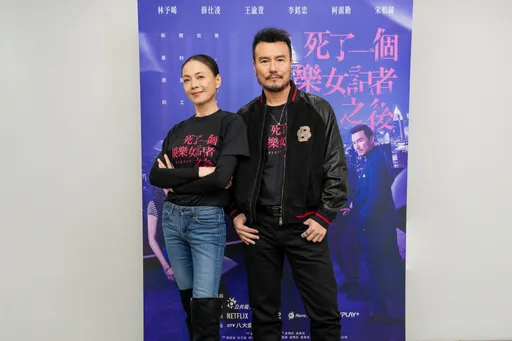 柯淑勤衣服被李銘忠扒開 華麗內衣外露喊:很舒服
