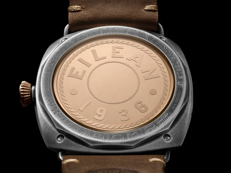 錶背青銅徽章精心鐫刻「Eilean」字樣及其首航年份。品牌提供
