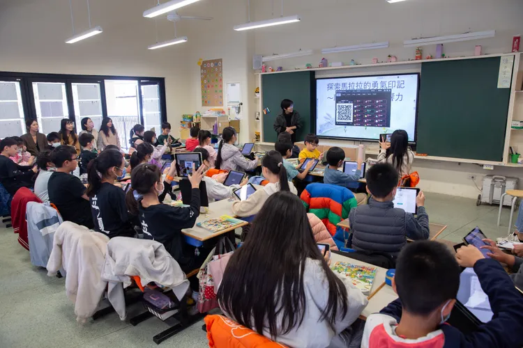 關埔國小運用HiTeach進行語文教學。新竹市府提供