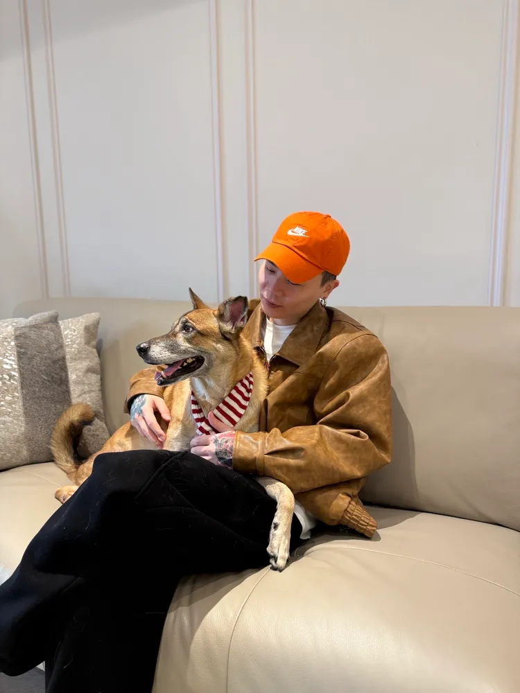 蕭秉治生日也宅在家。相信音樂提供