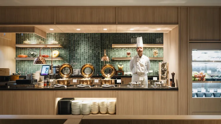 貴賓室提供一系列現做餐食，提供旅客搭機前品嚐。環亞機場貴賓室提供