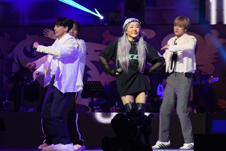 藍心湄與OZONE同台演出。彭欣偉攝