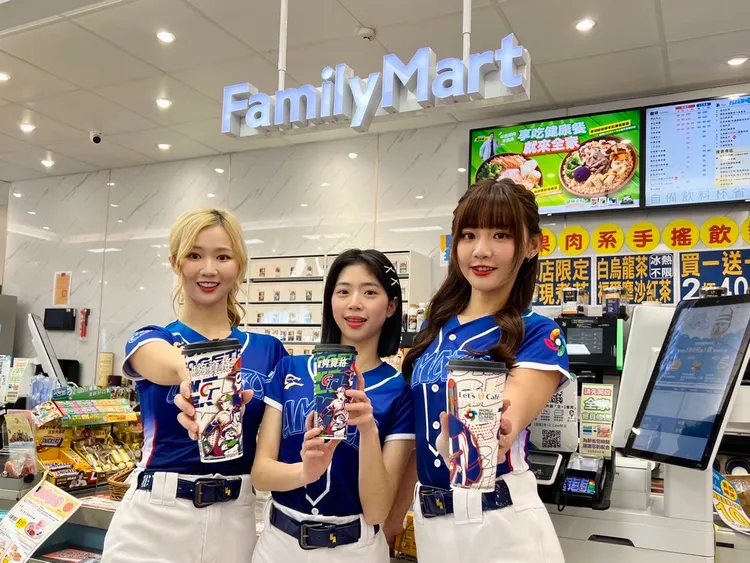 行動購有應援周邊，可讓球迷換上全副武裝應援觀賽。全家提供