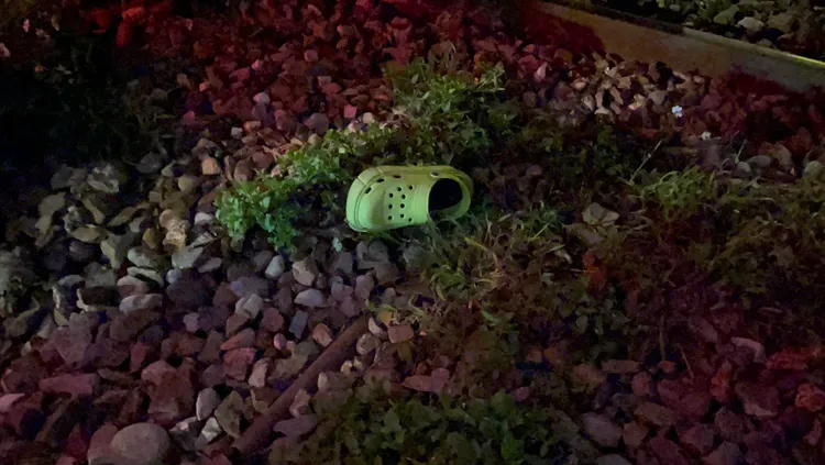 男子的拖鞋遺留在現場。民眾提供