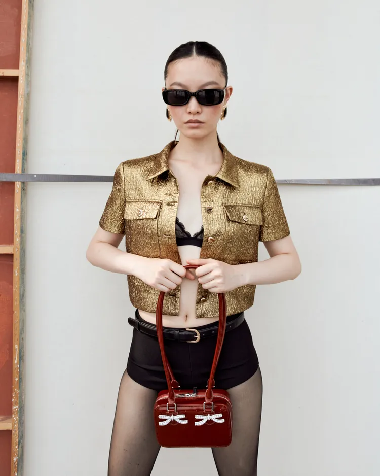 self-portrait皮革肩背包將水鑽搭上蝴蝶結元素，1萬8800元。品牌提供