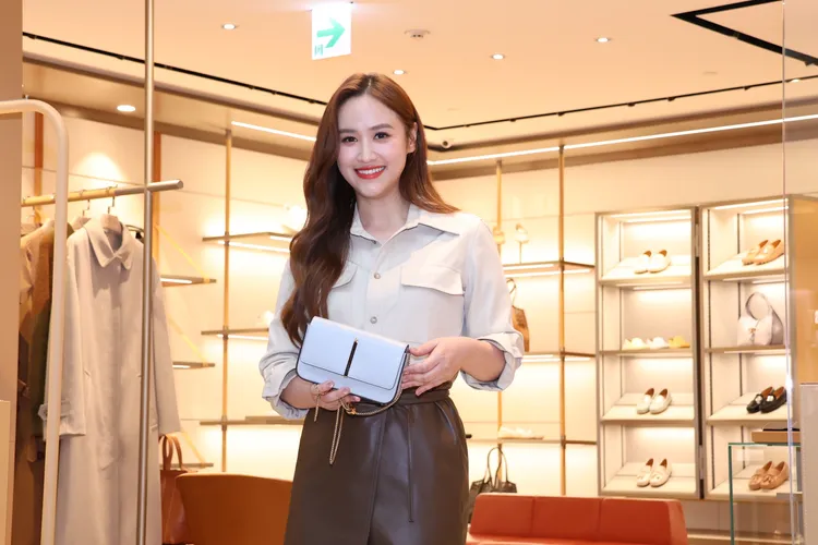 吳姍儒手上的Barretta系列包款展現了極簡美學，設計靈感源自「小髮夾」。莊宗達攝