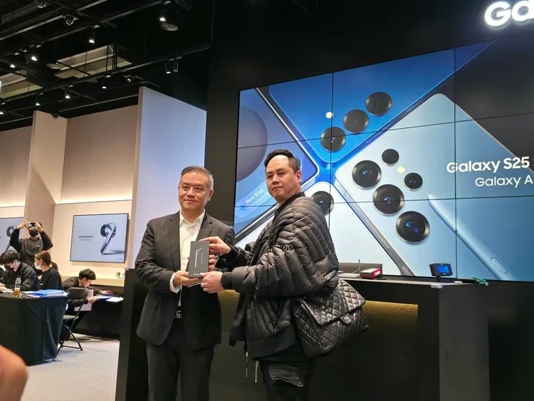 頭香許先生於8日前來排隊，將能以1元優惠加購價帶回Bespoke AI智慧熱泵滾筒洗衣機。趙筱文攝