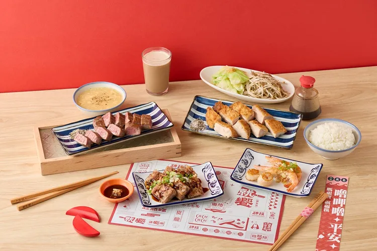 「就饗鐵板燒」推出「媽寶雙人套餐」，包含最受好評的「法蘭克牛排」與澎湃「香煎鮭魚排」海陸雙主餐，加上「蒜蓉芋籤」、「干貝鮮蝦」兩道台味小點以及現炒時蔬無限續。業者提供