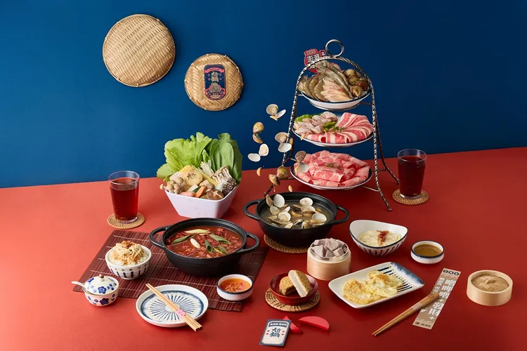 「尬鍋」推出「好芋喜臨BoBEE雙人套餐」，包含聯名限定的「香酥台味炸芋餅」1份，主餐可選「海陸爆吃」或「肉肉狂享」，搭配「蒜頭蛤蜊雞湯」與「剝皮辣椒雞湯」兩大明星雞湯底，還有經典台味副食「銷魂雞肉飯」、「古早味油蔥麵線」、「尬個炸蛋」。業者提供