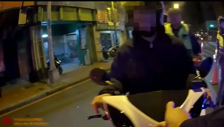 姚姓少年被警方攔下，棄車逃逸仍被攔獲。民眾提供