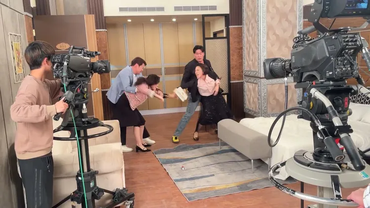 在場演員都很投入。翻攝劉至翰 JOHNNY LIU YouTube