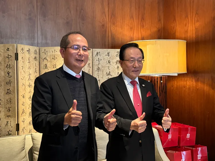 台灣彩券公司董事長黃志宜（右）及總經理謝志宏（左）。記者張綵茜攝