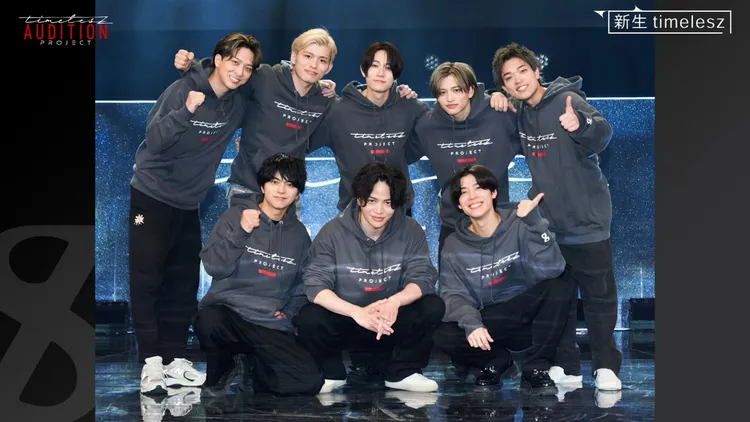 timelesz原成員佐藤勝利（前排左起）、菊池風磨、松島聰舉行選秀，加入寺西拓人（後排左起）、篠塚大輝、橋本將生、豬俁周杜、原嘉孝5名新成員。翻攝Netflix