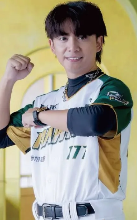 希本很認真應援獲粉絲肯定。翻攝希本IG