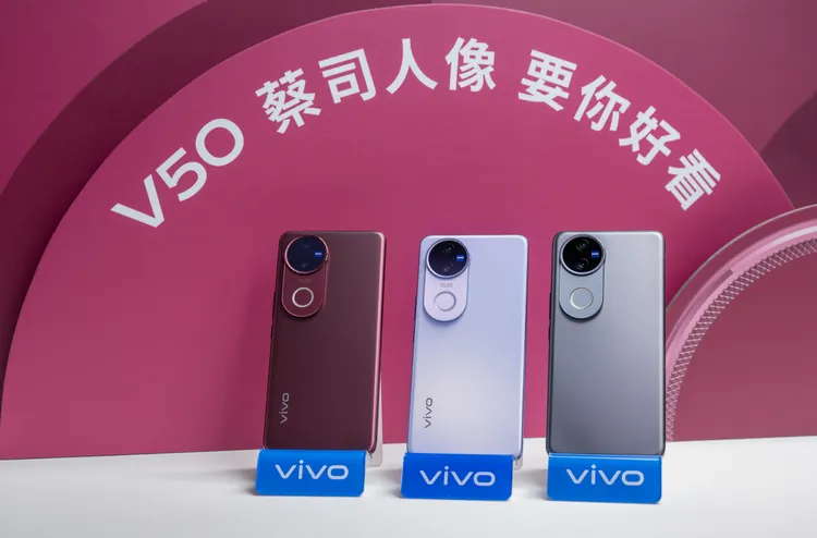 vivo V50推出「安可拉紅」、「冰川紫」、「緞光黑」三色。vivo提供