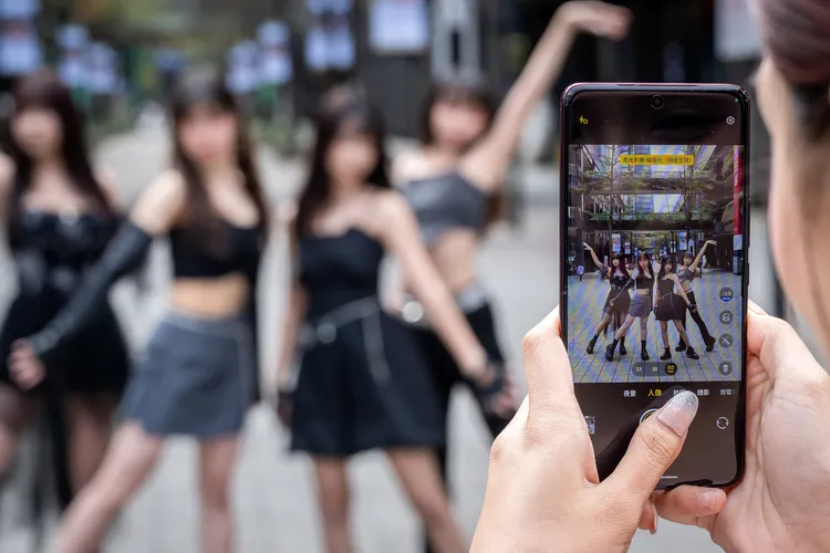 V50提供蔡司多焦段人像模式提供23mm、35mm、50mm黃金人像焦段。vivo提供