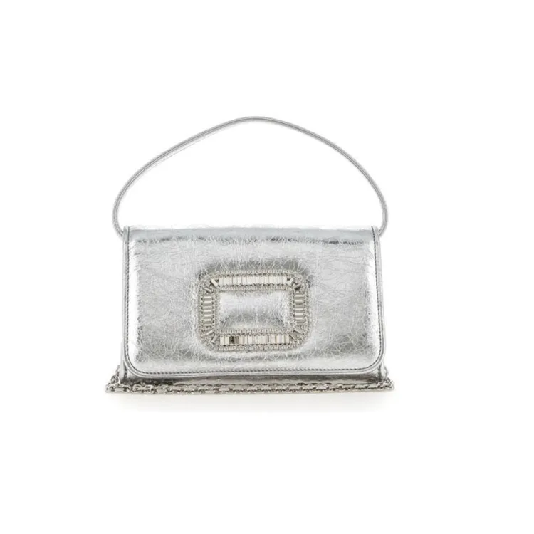 Pilgrim銀色金屬山羊皮水晶扣手拿包，8萬1200元。品牌提供