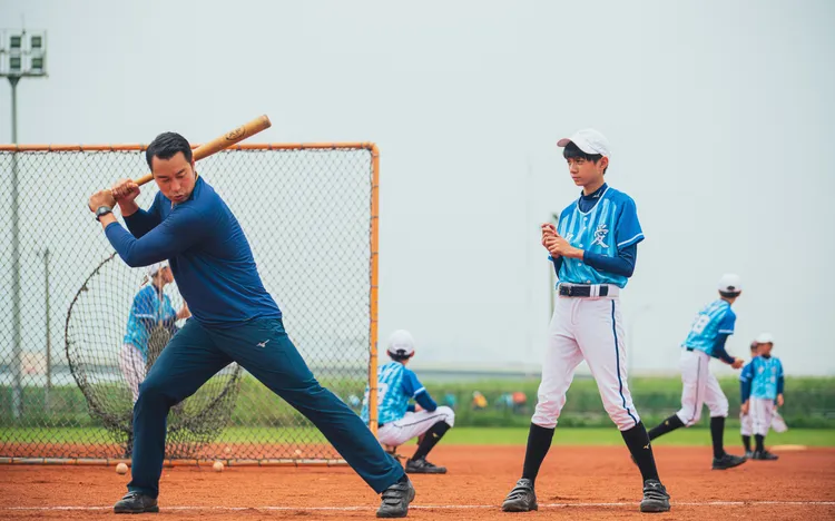 張孝全首度以棒球教練的模樣登場。華映提供