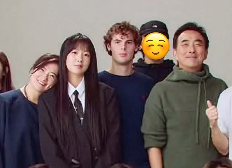 Tyler和蔡牧霏、于小惠、蔡岳勳一起合影，融入蔡家。翻攝自于小惠臉書