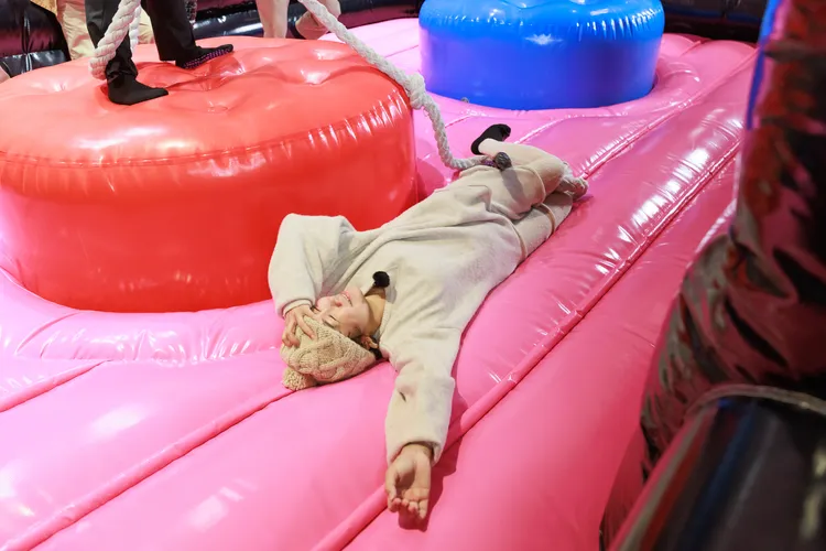 謝麗金玩遊戲，一不小心，重心不穩，跌個四腳朝天。好看娛樂提供