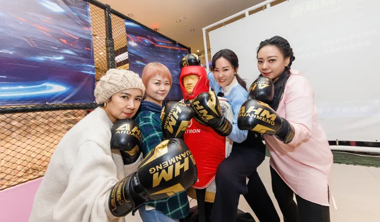 謝麗金（左起）、金智娟、況明潔、高慧君玩拳擊遊戲。好看娛樂提供